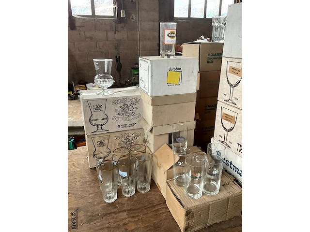 Lot 555 - groot lot glazen dranken bier water limo fruitsap - afbeelding 10 van  12