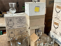 Lot 555 - groot lot glazen dranken bier water limo fruitsap - afbeelding 10 van  12