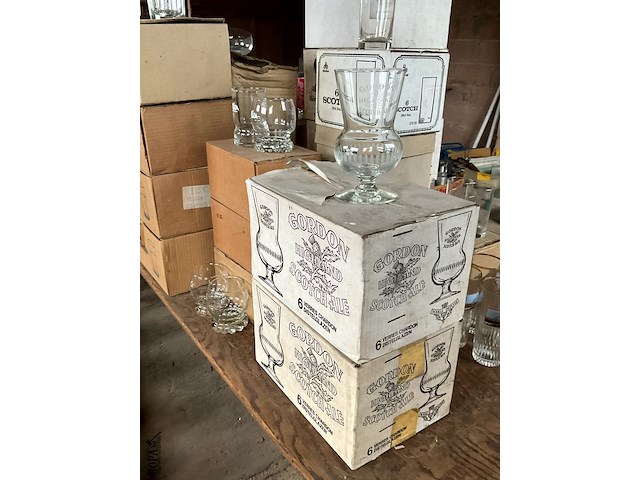 Lot 555 - groot lot glazen dranken bier water limo fruitsap - afbeelding 11 van  12