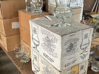 Lot 555 - groot lot glazen dranken bier water limo fruitsap - afbeelding 11 van  12