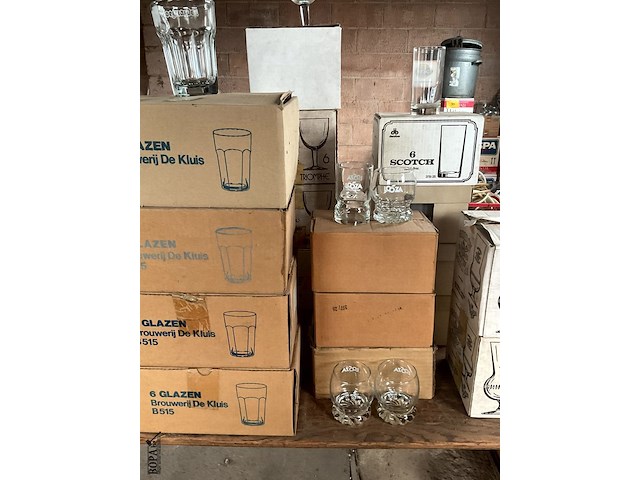 Lot 555 - groot lot glazen dranken bier water limo fruitsap - afbeelding 12 van  12