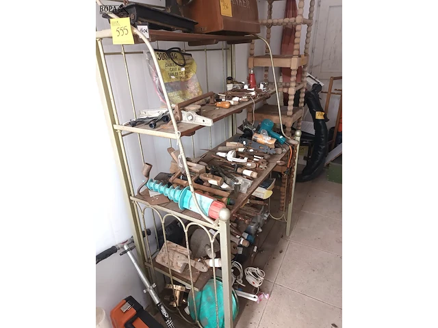 Lot 555 - metalen rek - afbeelding 1 van  3