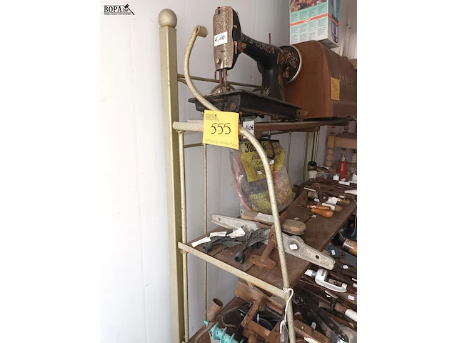 Lot 555 - metalen rek - afbeelding 2 van  3