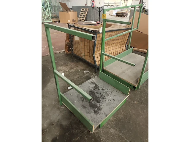 Lot 556 - metalen loopbrug. 2 stuks - afbeelding 2 van  4