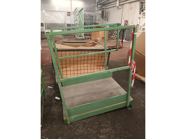 Lot 556 - metalen loopbrug. 2 stuks - afbeelding 3 van  4
