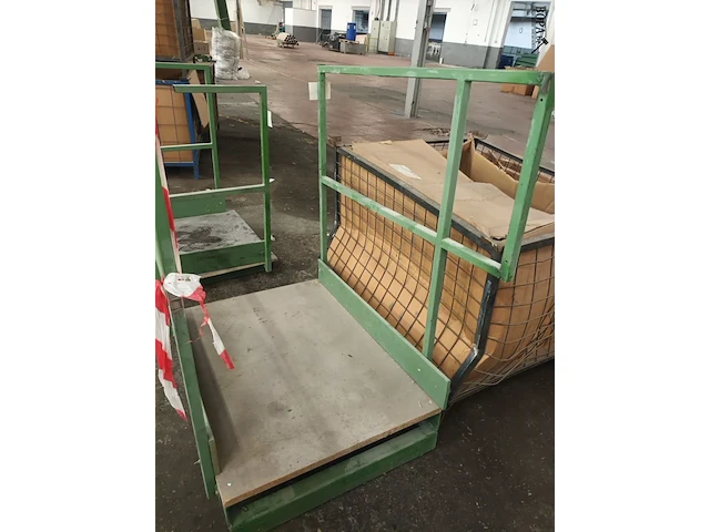 Lot 556 - metalen loopbrug. 2 stuks - afbeelding 4 van  4