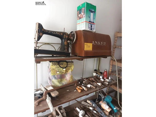 Lot 556 - naaimachine en werkmateriaal - afbeelding 1 van  7