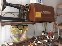 Lot 556 - naaimachine en werkmateriaal - afbeelding 1 van  7
