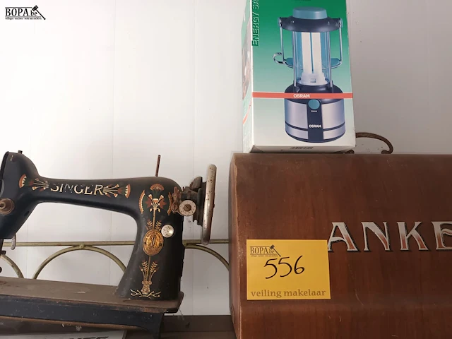 Lot 556 - naaimachine en werkmateriaal - afbeelding 2 van  7