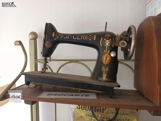 Lot 556 - naaimachine en werkmateriaal - afbeelding 3 van  7