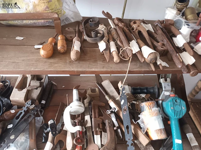 Lot 556 - naaimachine en werkmateriaal - afbeelding 4 van  7