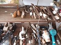 Lot 556 - naaimachine en werkmateriaal - afbeelding 4 van  7