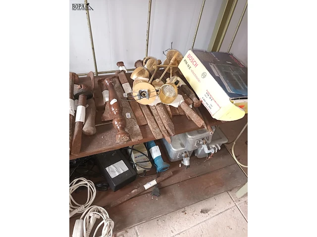 Lot 556 - naaimachine en werkmateriaal - afbeelding 6 van  7