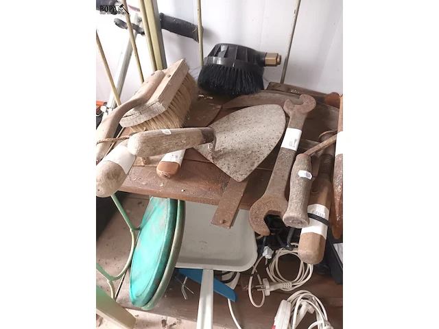 Lot 556 - naaimachine en werkmateriaal - afbeelding 7 van  7