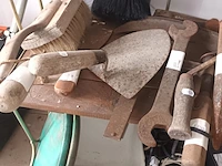 Lot 556 - naaimachine en werkmateriaal - afbeelding 7 van  7