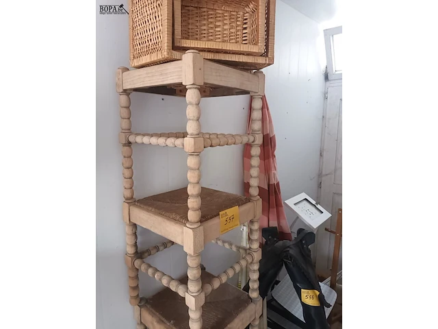 Lot 557 - houten krukken en manden. 7 stuks - afbeelding 1 van  4