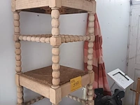 Lot 557 - houten krukken en manden. 7 stuks - afbeelding 1 van  4