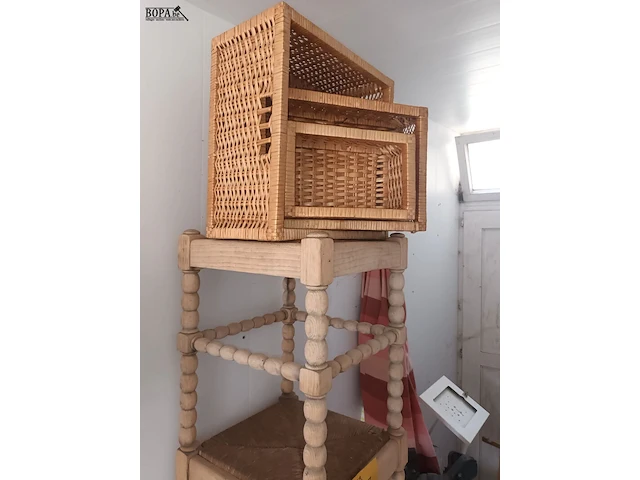 Lot 557 - houten krukken en manden. 7 stuks - afbeelding 2 van  4