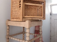 Lot 557 - houten krukken en manden. 7 stuks - afbeelding 2 van  4