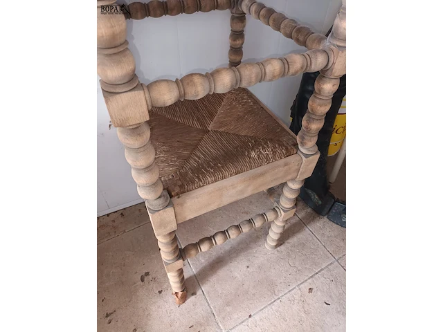 Lot 557 - houten krukken en manden. 7 stuks - afbeelding 3 van  4