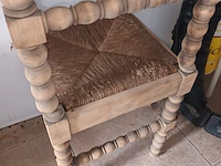 Lot 557 - houten krukken en manden. 7 stuks - afbeelding 3 van  4