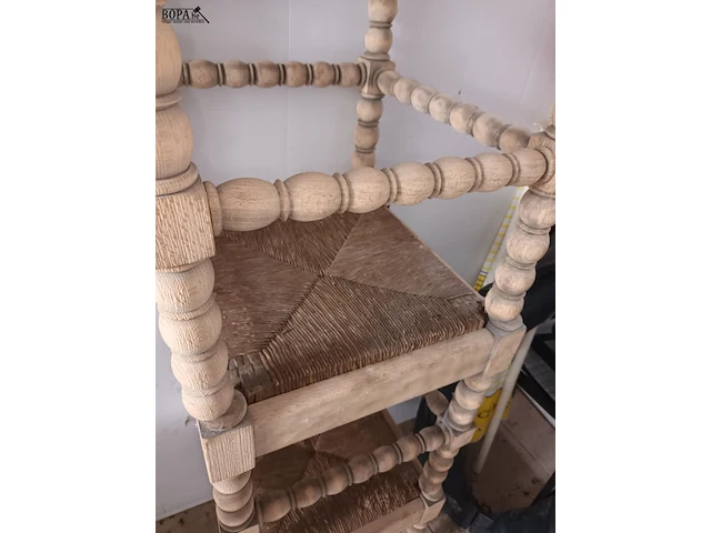 Lot 557 - houten krukken en manden. 7 stuks - afbeelding 4 van  4