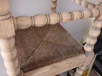 Lot 557 - houten krukken en manden. 7 stuks - afbeelding 4 van  4