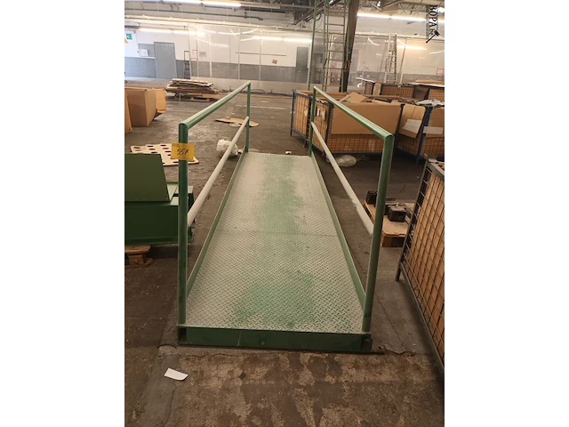 Lot 557 - metalen loopbrug - afbeelding 1 van  3