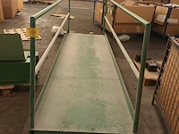 Lot 557 - metalen loopbrug - afbeelding 1 van  3