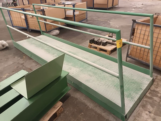 Lot 557 - metalen loopbrug - afbeelding 2 van  3
