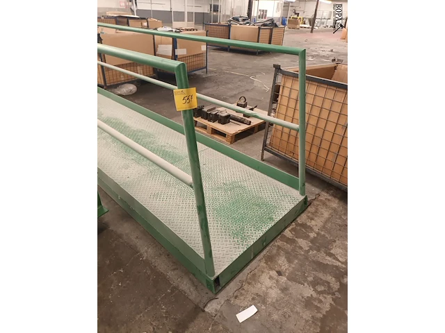 Lot 557 - metalen loopbrug - afbeelding 3 van  3