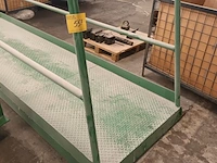 Lot 557 - metalen loopbrug - afbeelding 3 van  3
