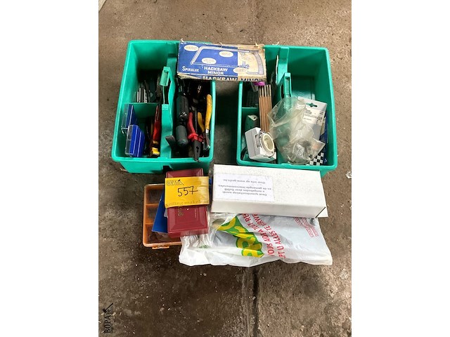 Lot 557 - werkmateriaal in groene bakjes - afbeelding 1 van  6
