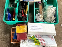 Lot 557 - werkmateriaal in groene bakjes - afbeelding 1 van  6
