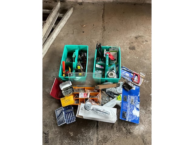 Lot 557 - werkmateriaal in groene bakjes - afbeelding 2 van  6