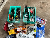 Lot 557 - werkmateriaal in groene bakjes - afbeelding 2 van  6