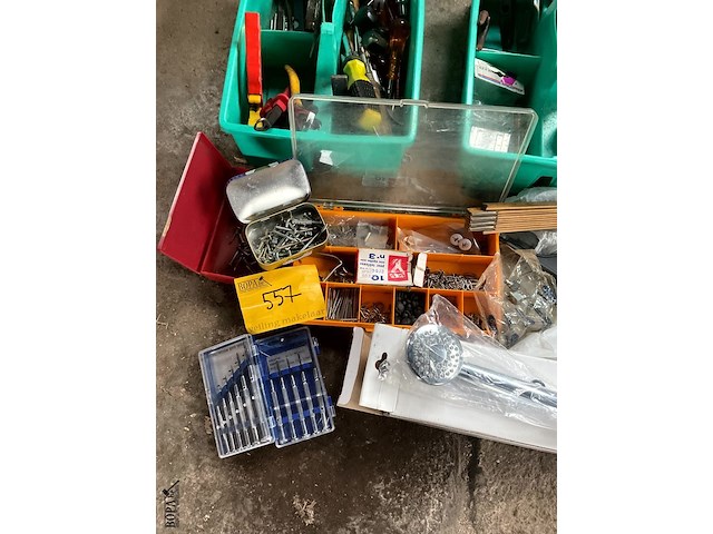 Lot 557 - werkmateriaal in groene bakjes - afbeelding 3 van  6