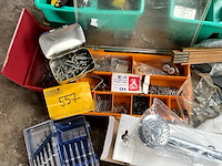 Lot 557 - werkmateriaal in groene bakjes - afbeelding 3 van  6