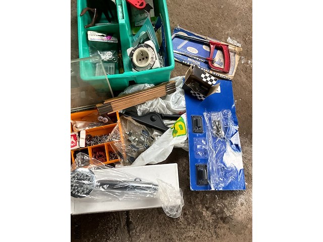 Lot 557 - werkmateriaal in groene bakjes - afbeelding 4 van  6