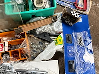 Lot 557 - werkmateriaal in groene bakjes - afbeelding 4 van  6