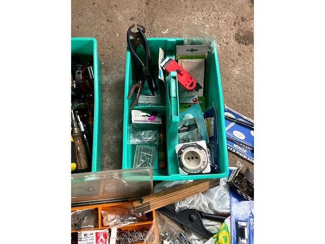 Lot 557 - werkmateriaal in groene bakjes - afbeelding 5 van  6