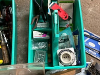 Lot 557 - werkmateriaal in groene bakjes - afbeelding 5 van  6