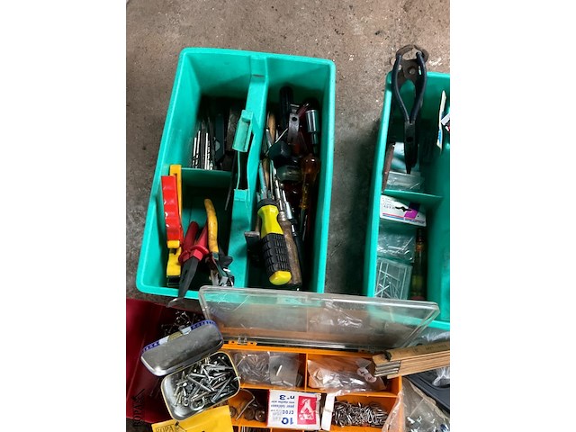 Lot 557 - werkmateriaal in groene bakjes - afbeelding 6 van  6