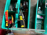 Lot 557 - werkmateriaal in groene bakjes - afbeelding 6 van  6