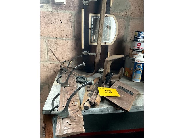 Lot 558 - kapstokken, messen, schoenaambeeld, dorsvlegel, deurklopper - afbeelding 1 van  4