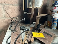 Lot 558 - kapstokken, messen, schoenaambeeld, dorsvlegel, deurklopper - afbeelding 1 van  4