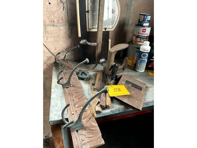 Lot 558 - kapstokken, messen, schoenaambeeld, dorsvlegel, deurklopper - afbeelding 2 van  4