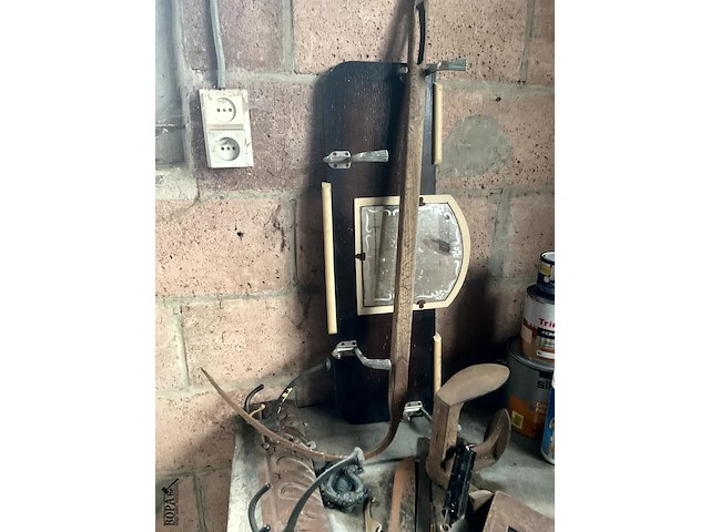 Lot 558 - kapstokken, messen, schoenaambeeld, dorsvlegel, deurklopper - afbeelding 3 van  4