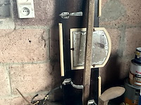 Lot 558 - kapstokken, messen, schoenaambeeld, dorsvlegel, deurklopper - afbeelding 3 van  4