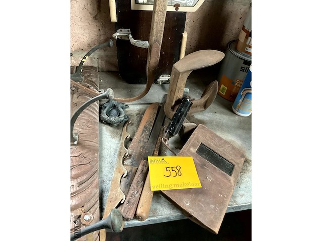 Lot 558 - kapstokken, messen, schoenaambeeld, dorsvlegel, deurklopper - afbeelding 4 van  4